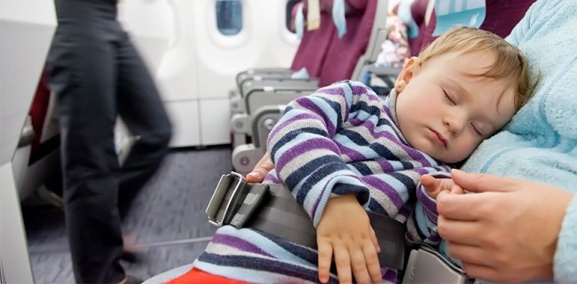 Vliegen met je baby: 7 tips voor een eerste vliegreis