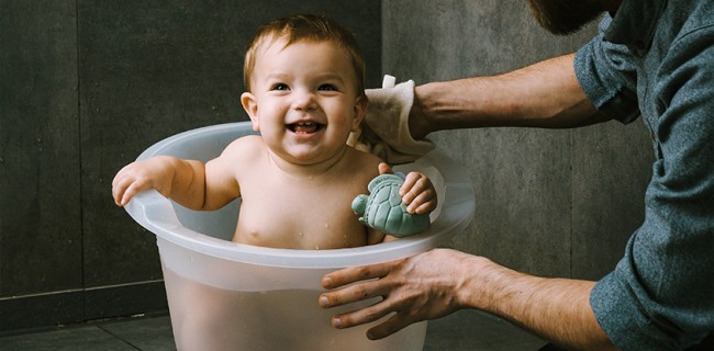 Snel Zinloos volwassen Je baby een badje geven: hoe doe je dat? - Blabloom duurzame conceptstore  voor het hele gezin