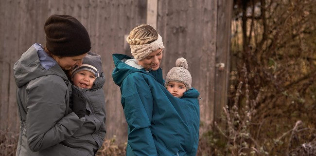 Babydragen in de winter: waarom een draagjas of -cover een slim idee is