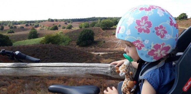 "Dankzij de Egg helm kan Louise goed beschermd mee op fietstocht"