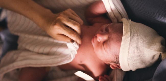 Waarom moet mijn pasgeboren baby een mutsje aan?