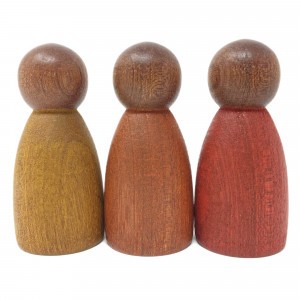 Grapat 3 houten nins poppetjes in warme kleuren